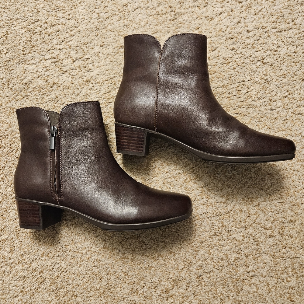 Women's Landyn Munro Ankle Bootie 9.5 M
